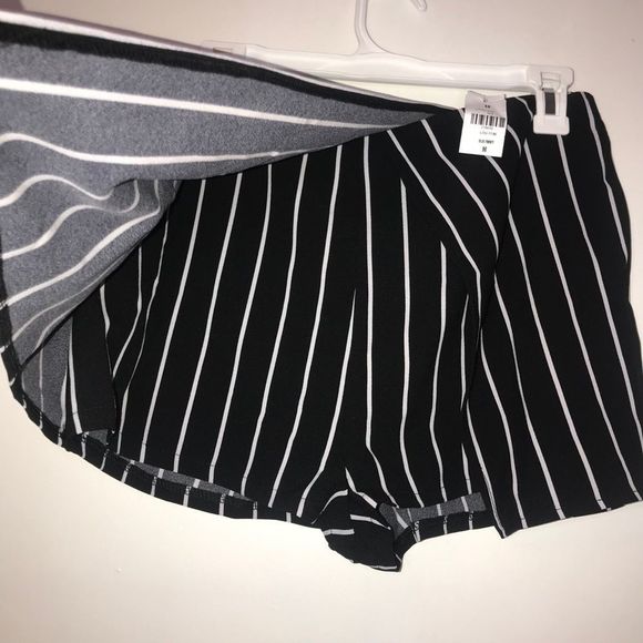 NWT LF black with stripes skort size M - Picture 2 of 9
